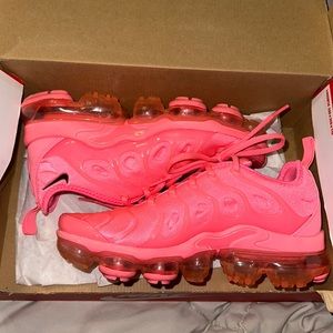 Women’s Nike pink vapormax tennis shoes